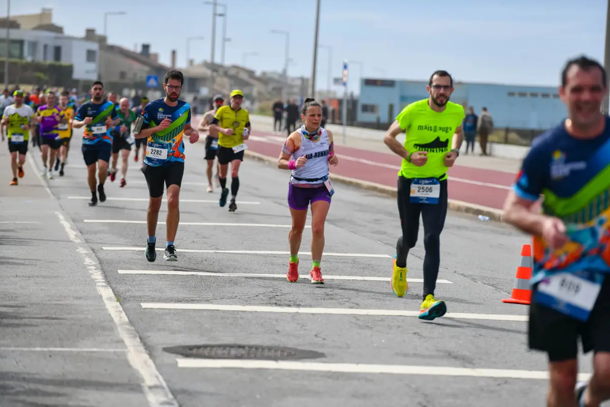 Atletas a correr na Meia Maratona de Gaia